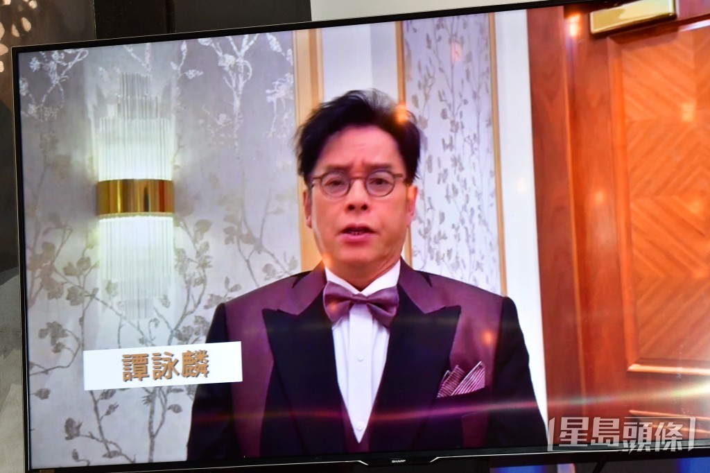 谭咏麟拍片点唱。