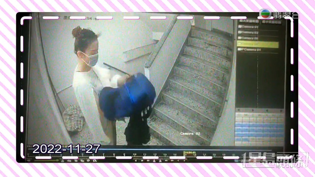 女子拎背包到楼梯位置。