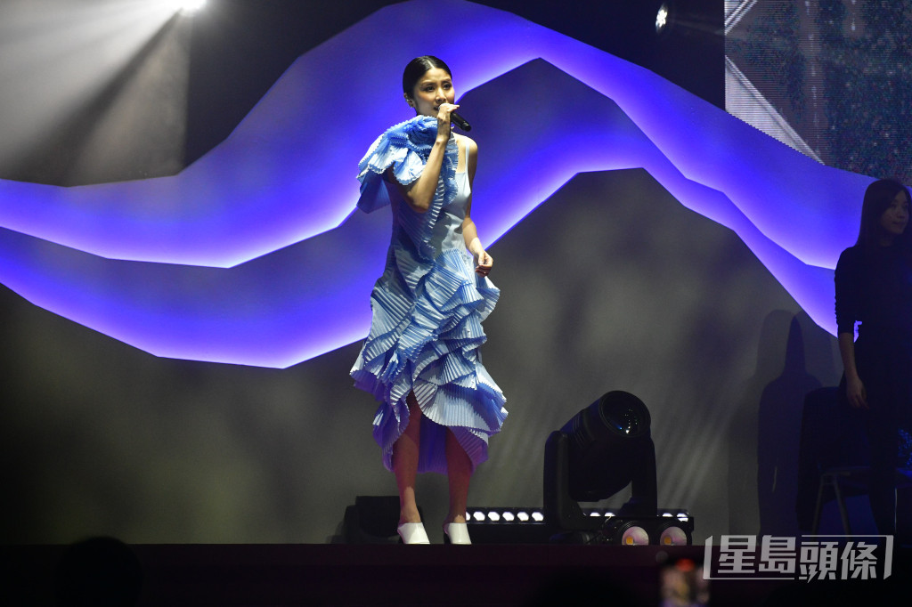 陈慧琳车祸后首度踏上舞台演唱。