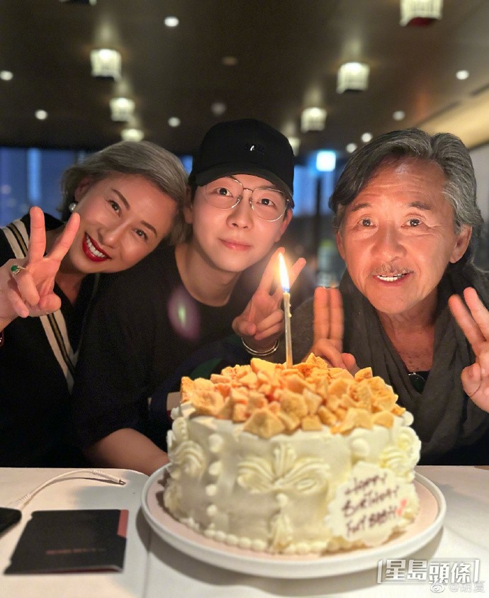 日前胡夏于微博分享叶倩文与林子祥一同为他庆祝33岁生日的合照,相中可见叶倩文红粉绯绯向镜头甜笑,头则倚在胡夏肩上,不少网民都赞她面上零皱纹。