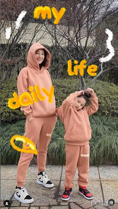 鄭希怡與女兒穿上母女裝。