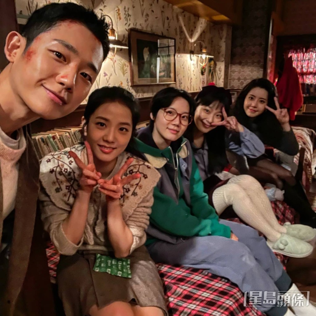金美秀（中）在《雪降花》中飾演女主角Jisoo的室友「成敏」。