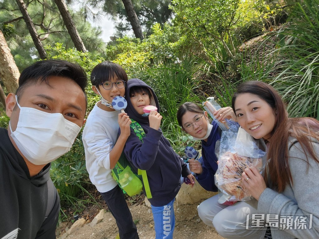 伍文生2005年與圈外太太結婚後移居澳洲，兩人先後誕下一女兩子。