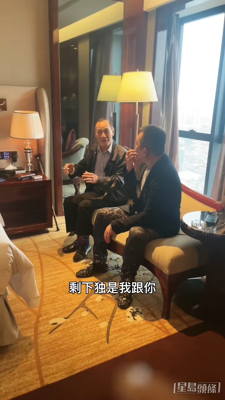 之后陈惠敏(左)更与友人在房间内吞云吐雾。