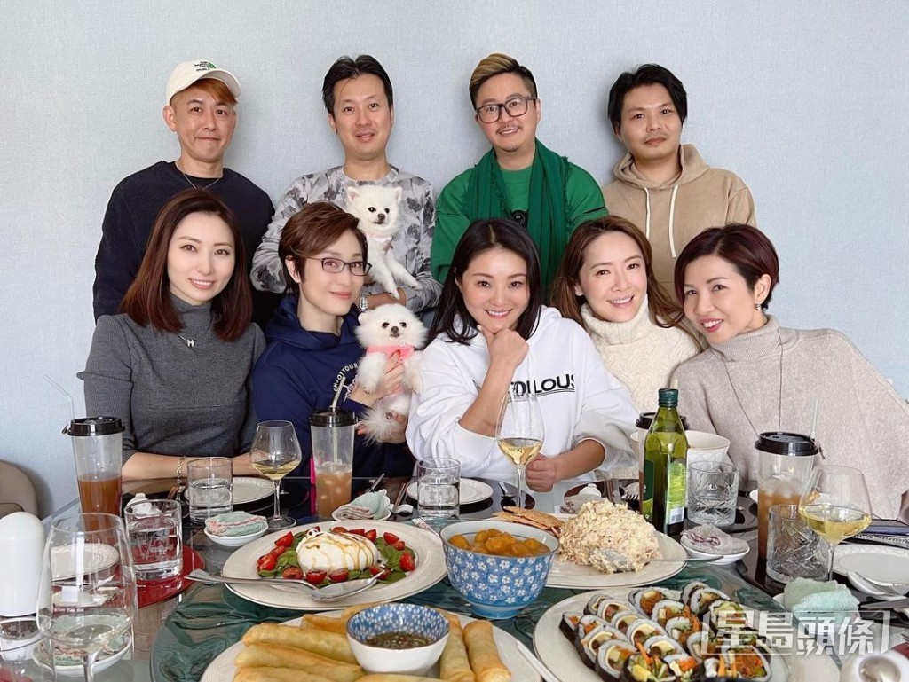 近日陳法蓉與友人飯聚,同場還有1998年參加香港小姐競選冠軍兼1998年國際華裔小姐季軍向海嵐,以及2007年度國際中華小姐競選季軍陳爽等。
