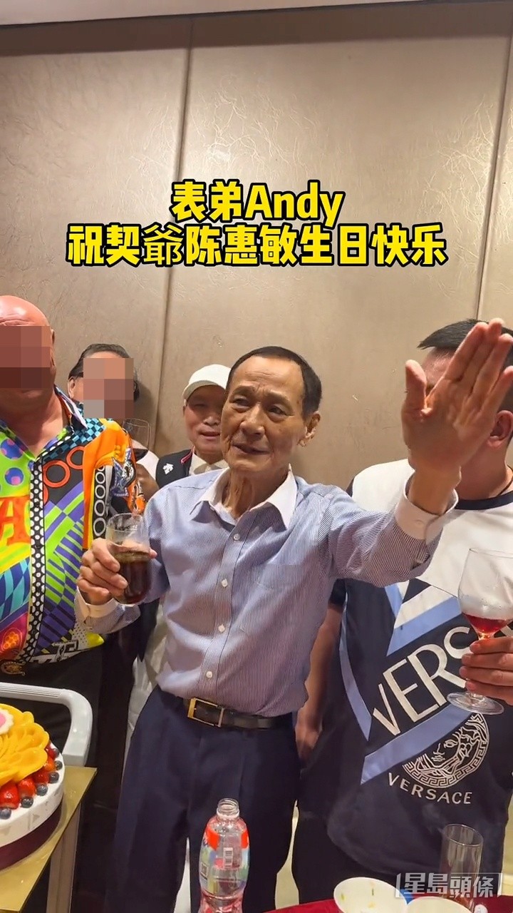 有眼利的网民发现陈惠敏身后的白色Cap男,正是浚升影业有限公司创办人黄展亿。