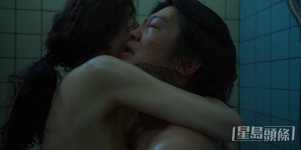 Netflix原創劇《魷魚遊戲》中，奸角張德秀與韓美女在廁所上演一幕性愛場面。