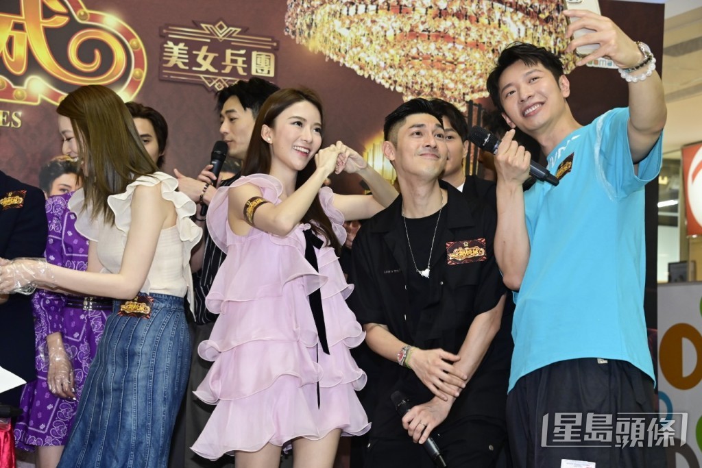 活動上,(右起)高鈞賢、關楚耀及陳星妤大玩Selfie。