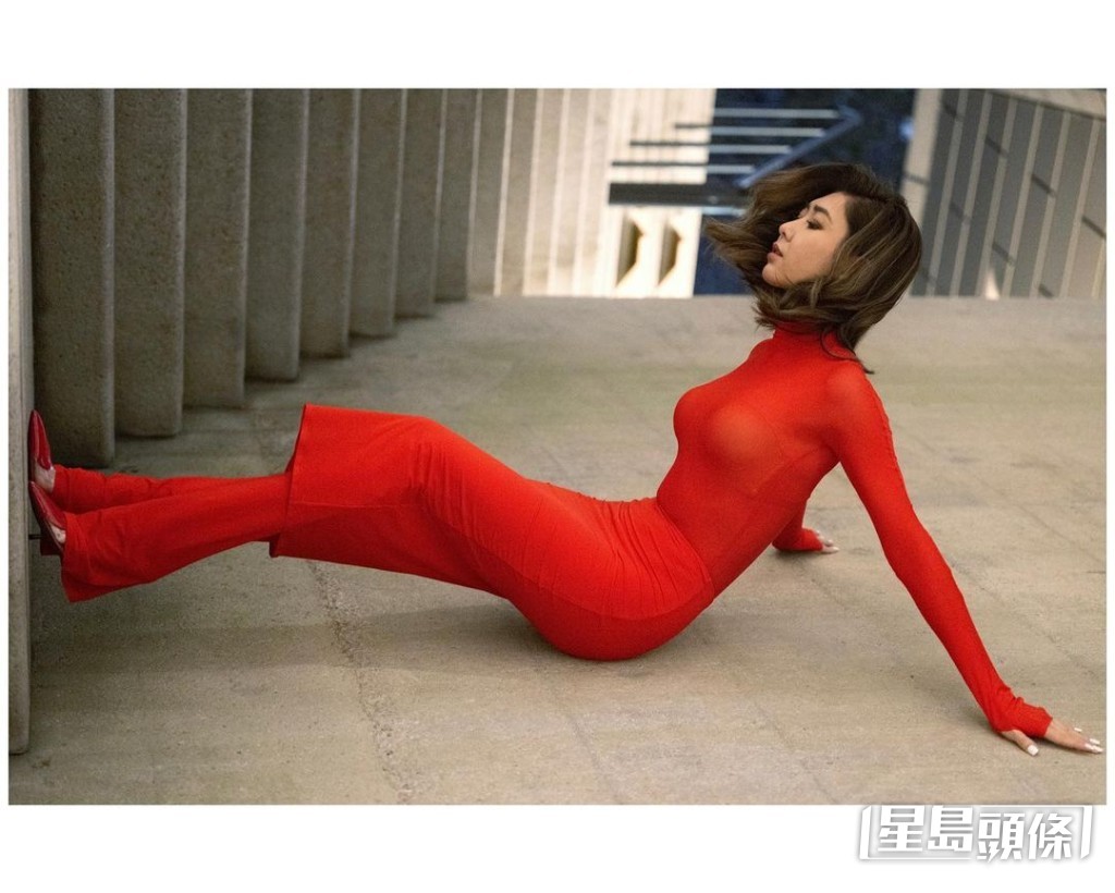 胡定欣以“All Red贴身透Bra Look”凸显一副Fit爆身材。