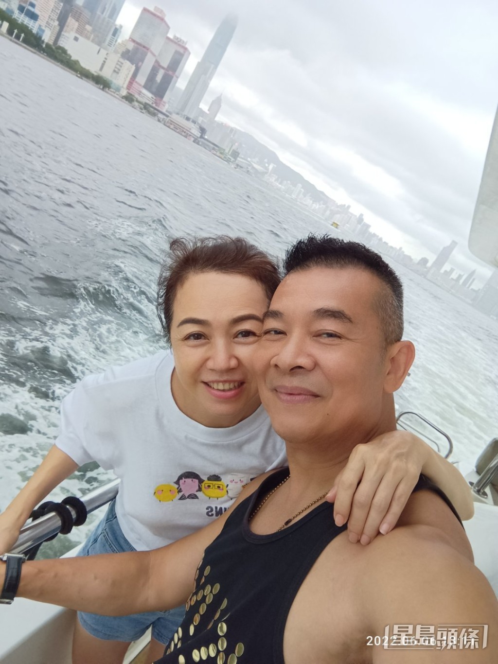 二人結婚近20年,一直恩愛。