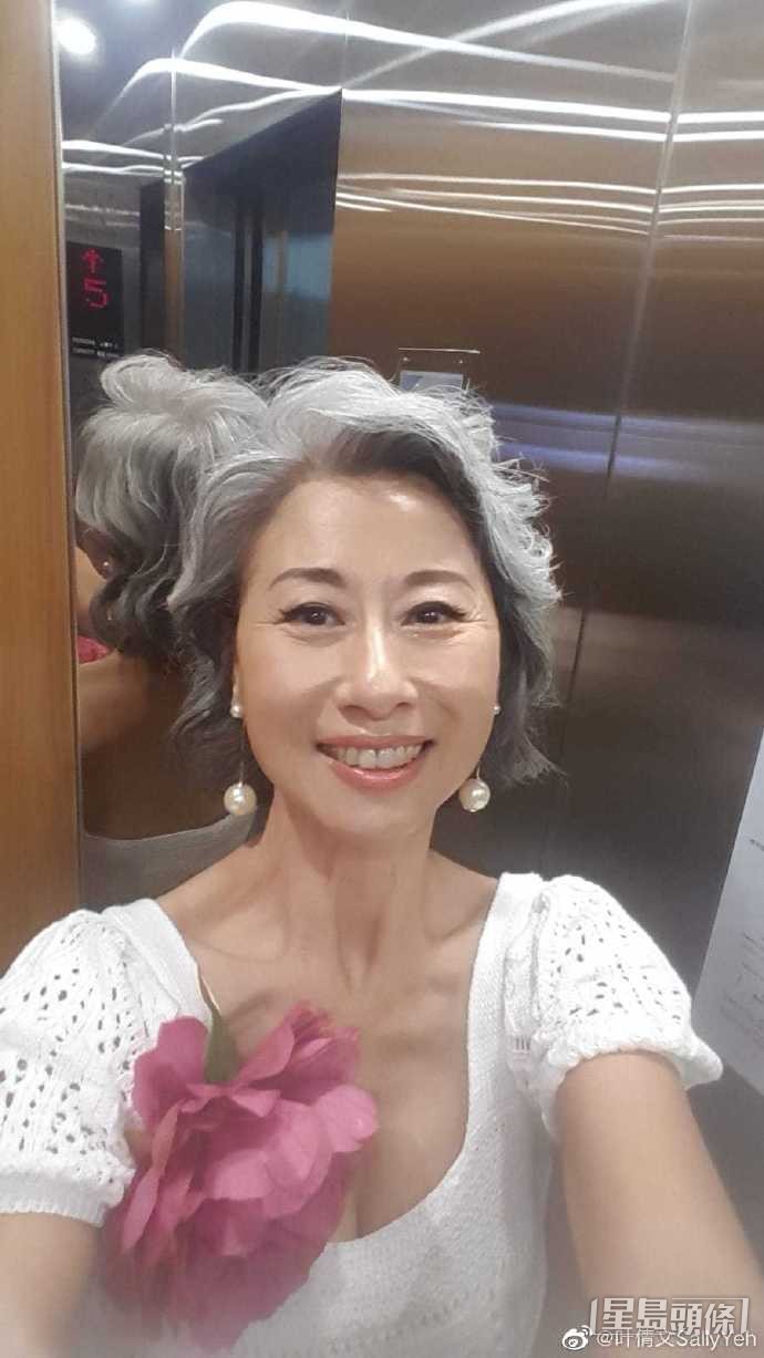 叶倩文崇尚自然,白发都一样咁靓。