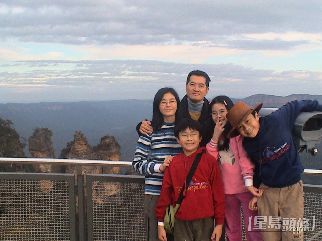 邓梓峰与太太育有四名子女。