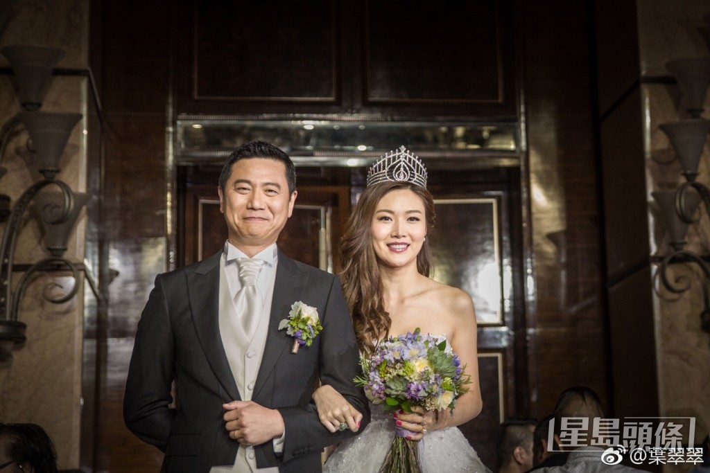 葉翠翠2010年與建築師老公周曉東結婚，當時她更戴上港姐后冠出嫁。