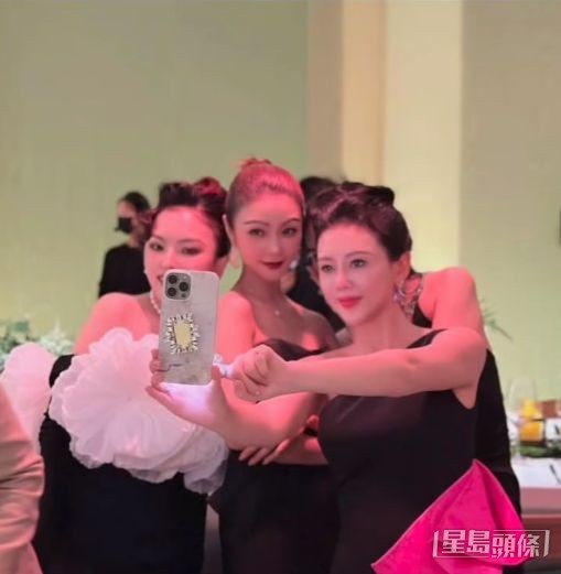 表現親民，同其他人合照冇托手踭
