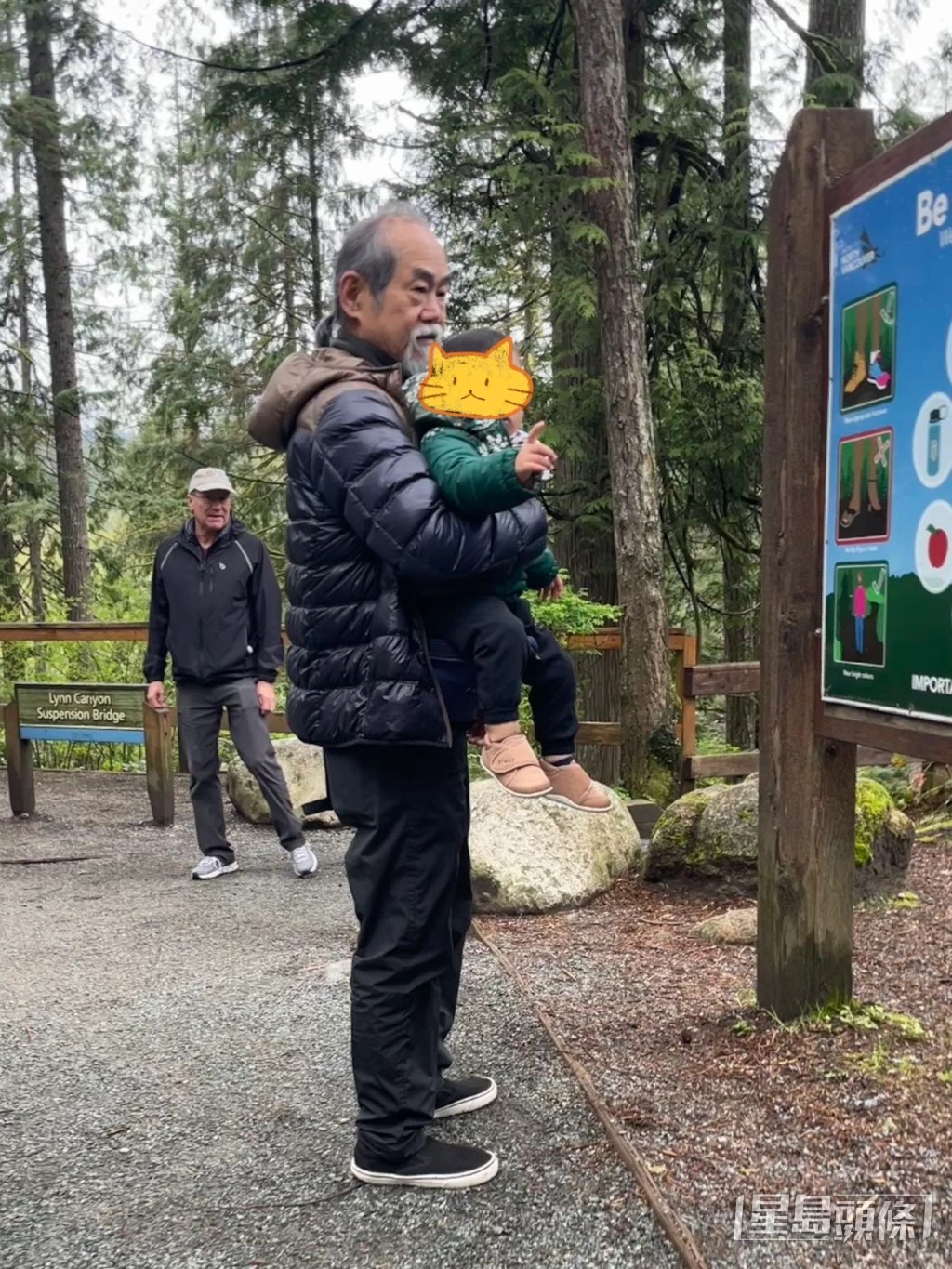 元華在加拿大抱住孫仔行山,已經是爺爺的他依然好壯健。