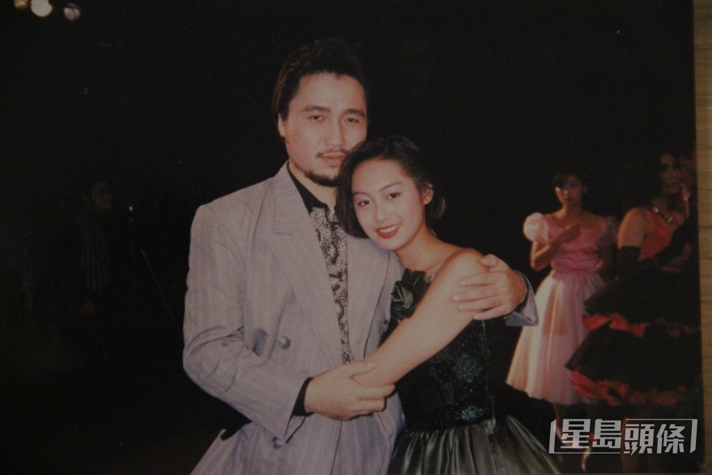 古明華在演藝學院時,曾與師妹朱茵合作歌舞劇《油脂》。