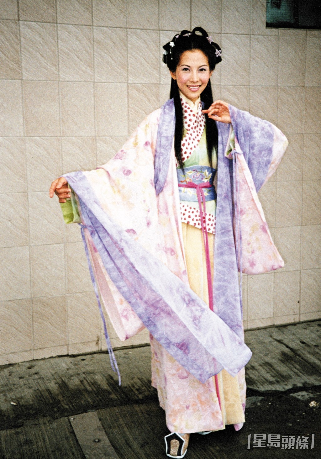蔡少芬在2002年TVB經典劇《洛神》扮演「甄宓」。