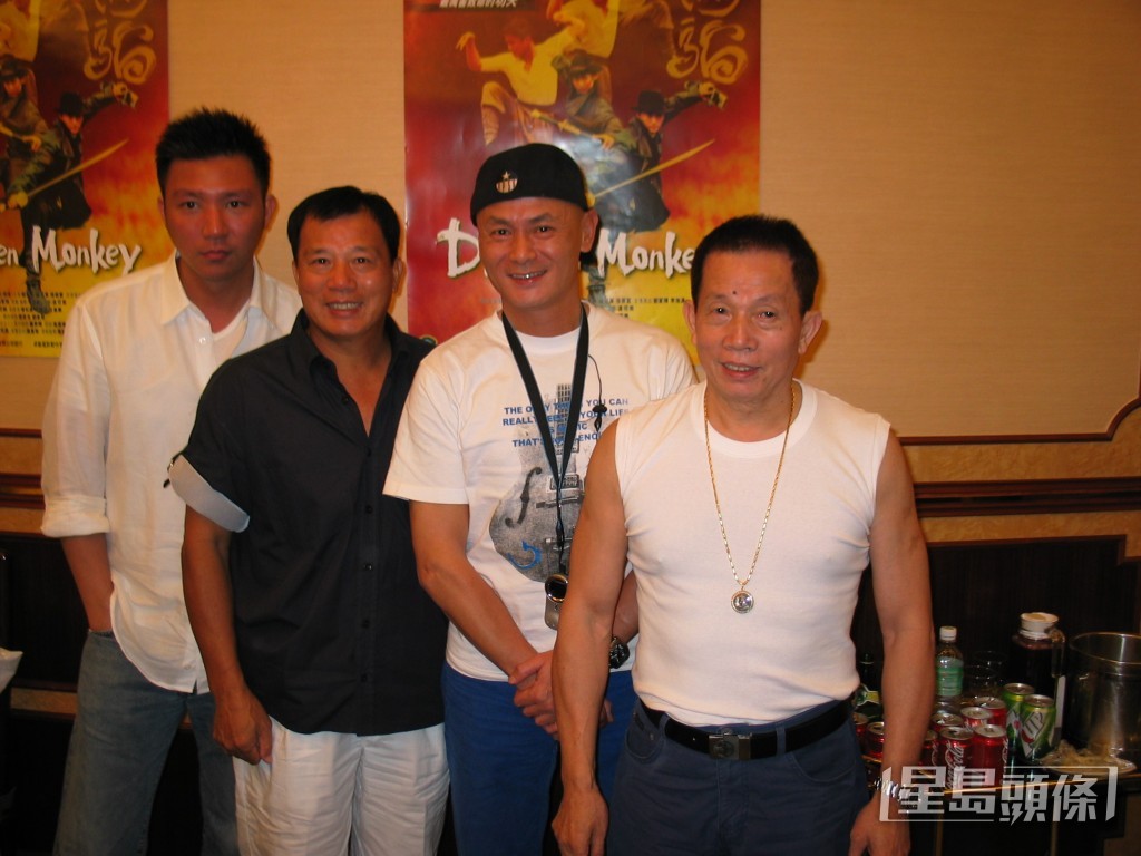 劉永健（左一）是著名武術指導劉家榮（左二），劉家良（右一）是其伯父。