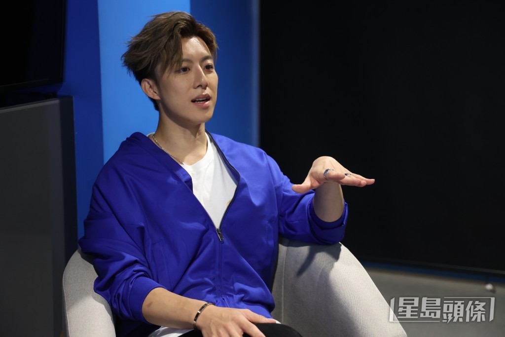 香香自认发育迟，初识太太时矮对方成个头，他做晒手势讲得好肉紧。