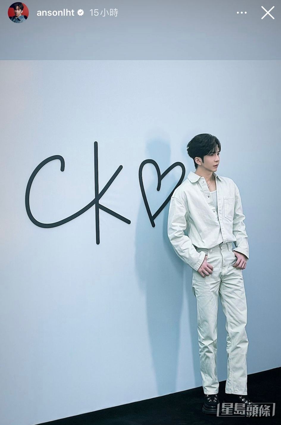 AL以一身白色look 示人。