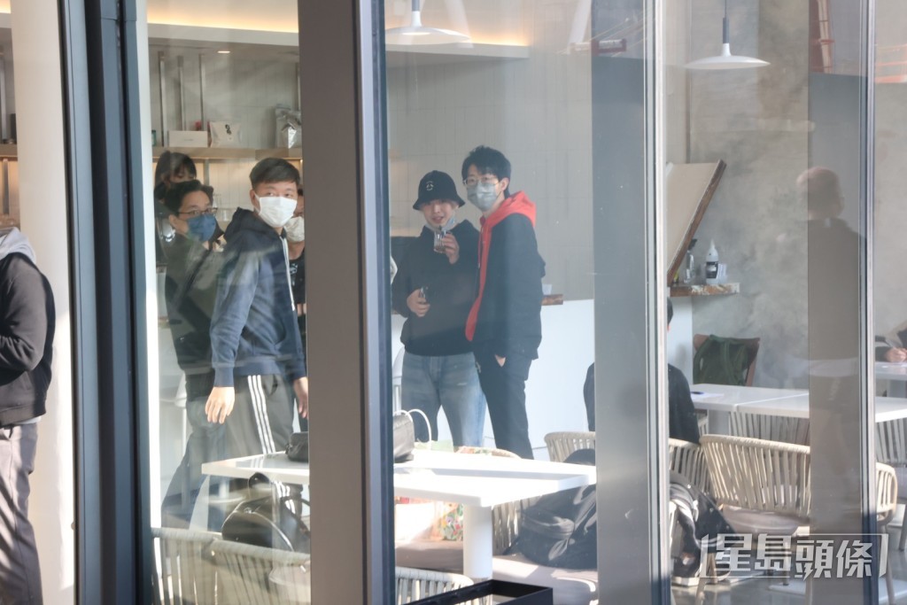 Jer跟拍档开会。
