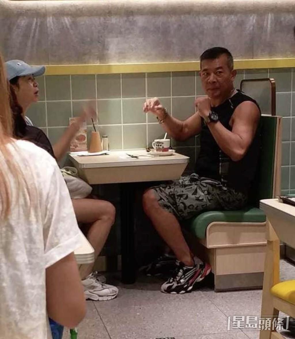 唐麗球與老公去茶餐廳,其一雙纖幼長腿網民讚Keep得好。(網上圖片)