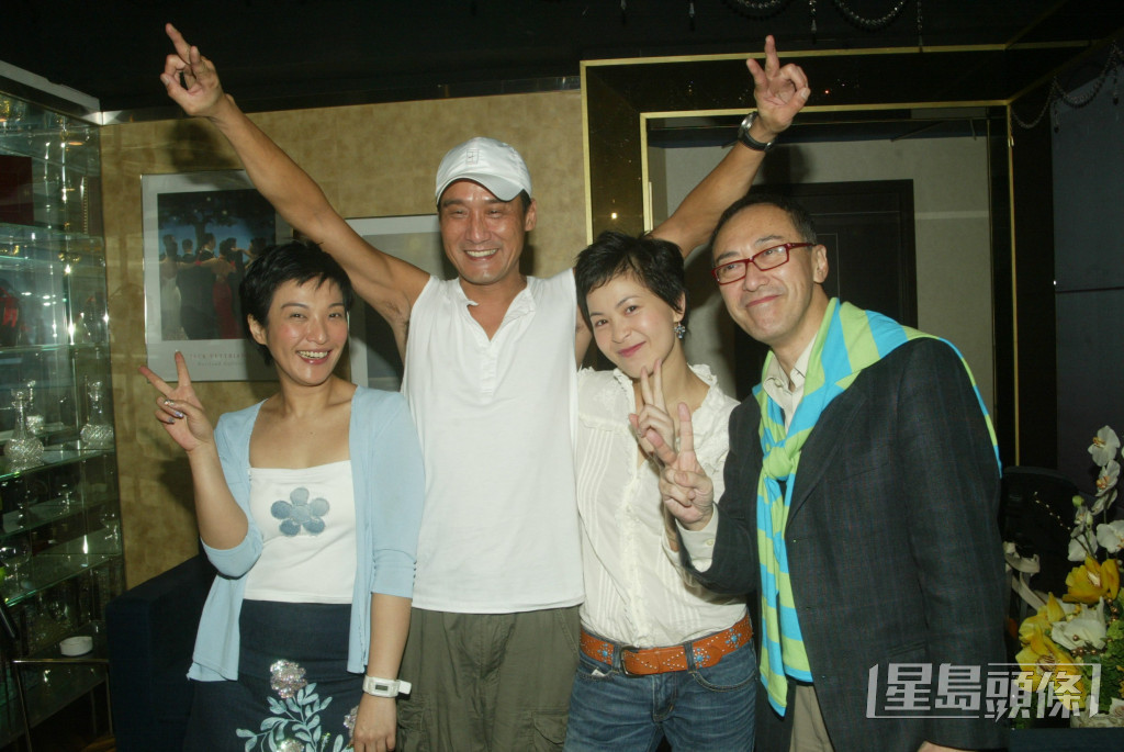 蘇玉華（右二）有份參演的舞台劇《新傾城之戀》曾在上海、北京、紐約及多倫多巡迴演出。