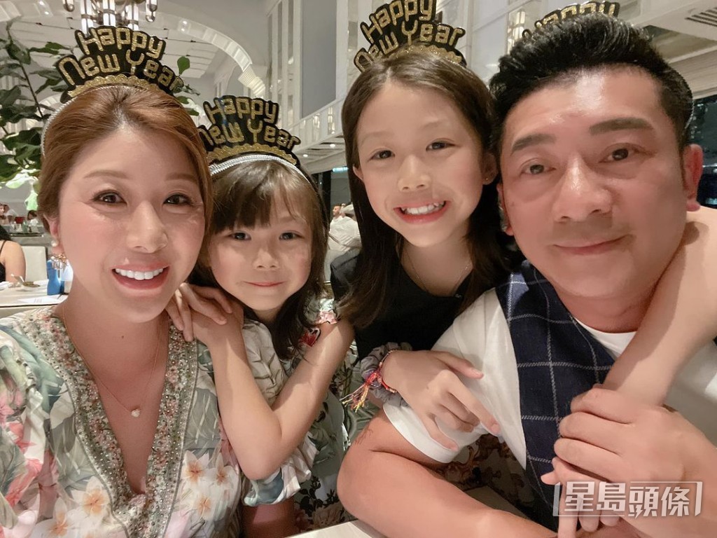 胡家惠與第二任老公及為前夫生的兩個囡囡，一家四口感情要好。