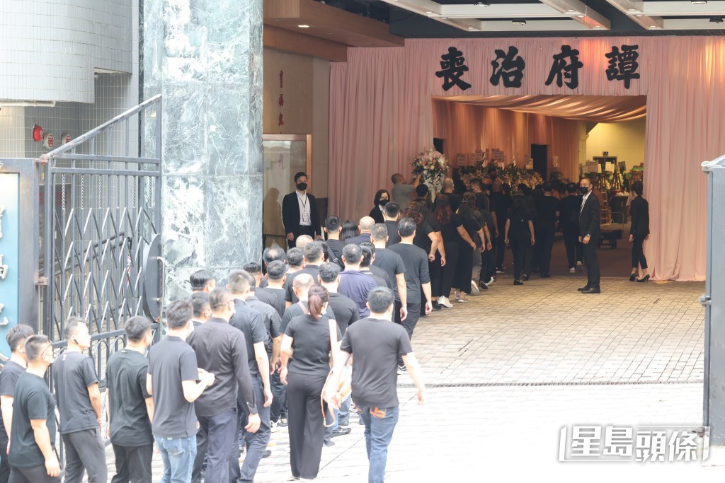 已有不少穿黑衫的来宾抵达场馆，并一度在门口排成人龙。
