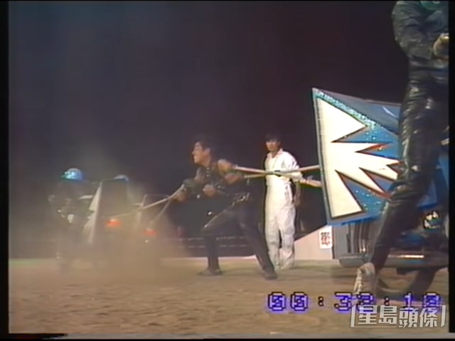 【1984年】譚詠麟雙臂力敵四匹電單車!最後維持逾30秒,內地網民之前翻炒片段,更指如果表演失敗,會成為現代版五馬分屍。