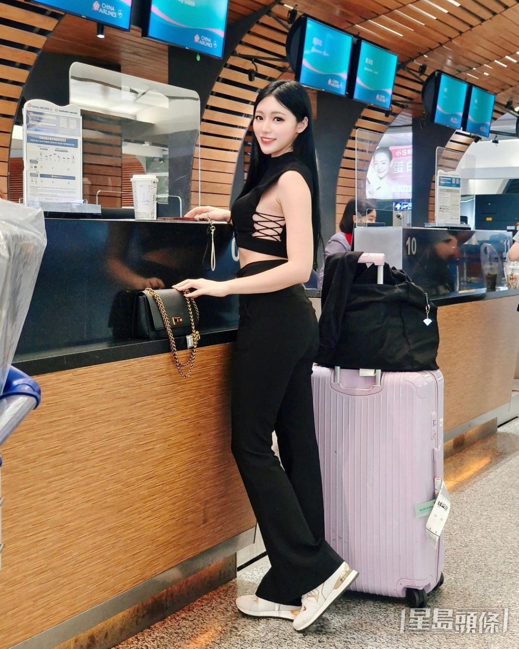 谢立琪上机来港前在机场拍美照。