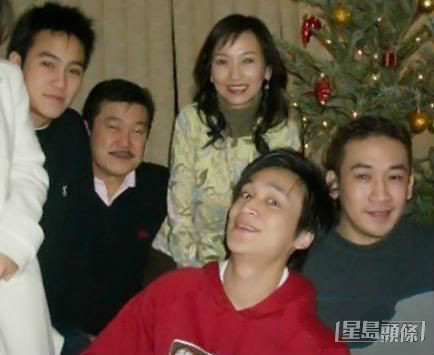 趙雅芝是三孩之母，與前夫黃漢偉所生的兩名兒子黃光宏（前右）和黃光宜（前左）都已年過40。