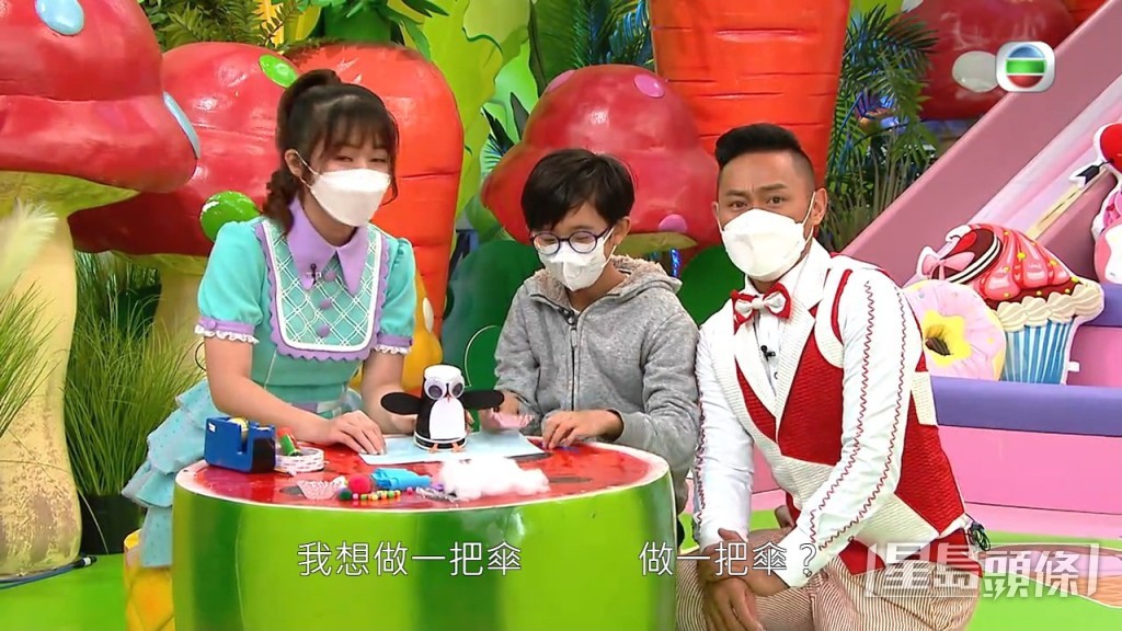 伍文生對住囝囝育滿父愛。