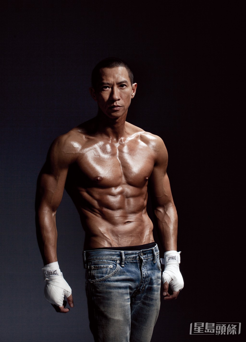 2013年,年屆49歲的張家輝,為電影《激戰》操到爆晒肌。