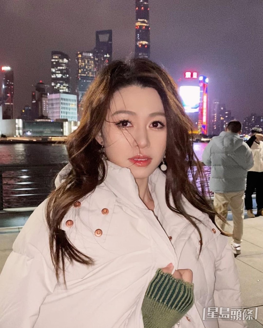 眼睛水汪汪。