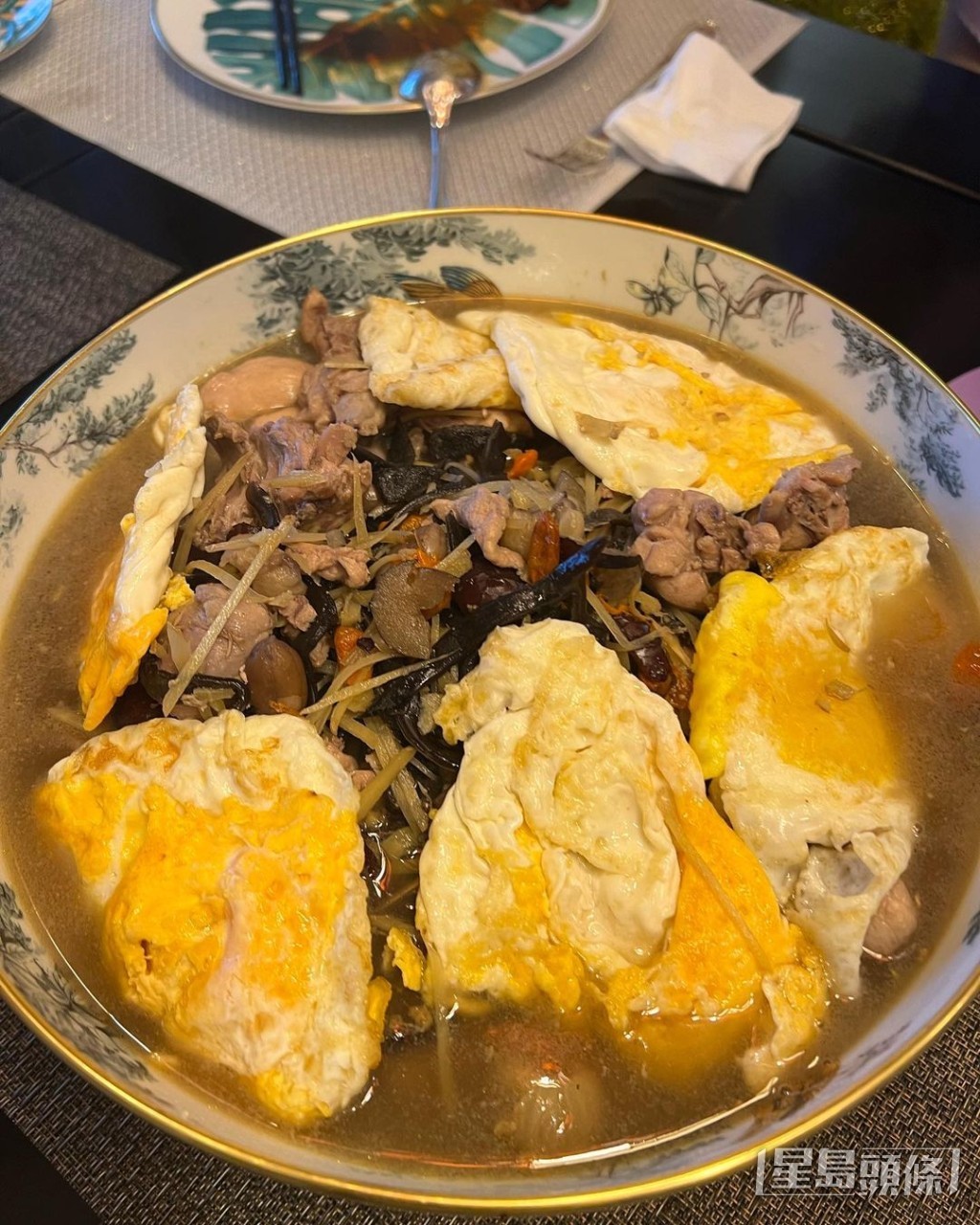 邀请了好友到家中吃姜醋和鸡酒。