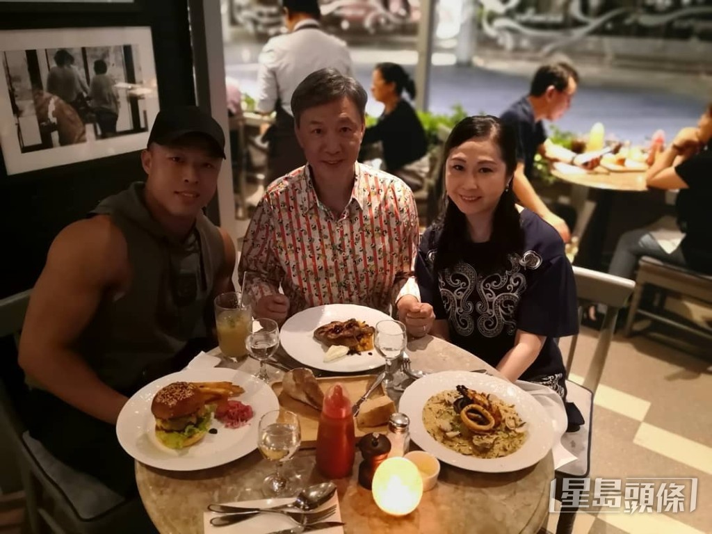 獲得三名子女支持。