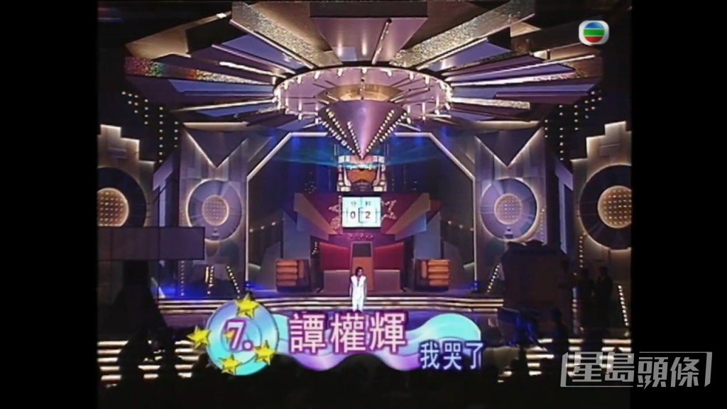 譚權輝在1996年參加《新秀歌唱大賽》，當年同屆還有歐倩怡、鄧健泓、何韻詩等。