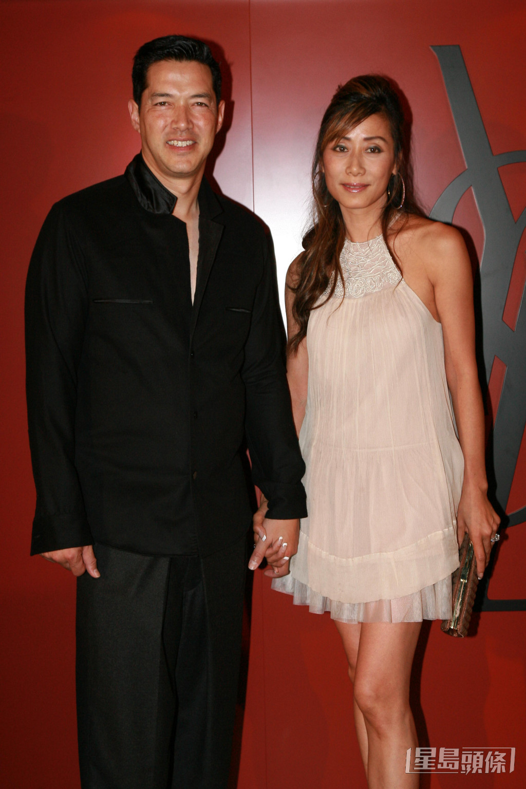 张天爱第四任丈夫是演员罗素，2003年结婚，2012年离婚，张天爱近年受访表示自己不会结第5次婚。