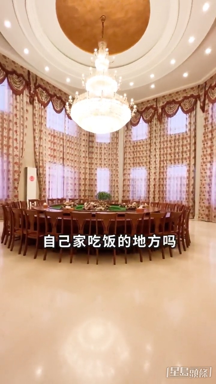 饭厅布置加夸张，十足十一间六星级酒店的VIP宴会厅！