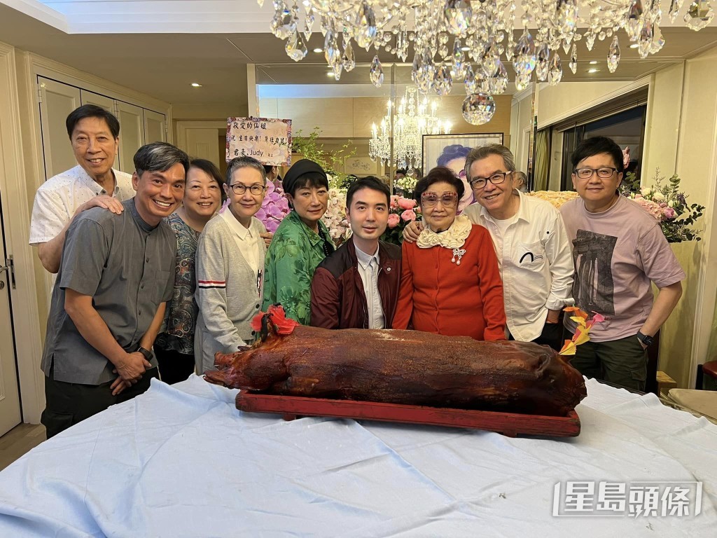 仲有鄧光榮遺孀嚴納珍(前左四)、姜大衛(右二)與太太李琳琳(前左三)。