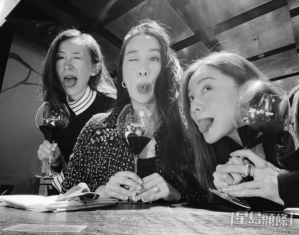 又扮鬼臉。
