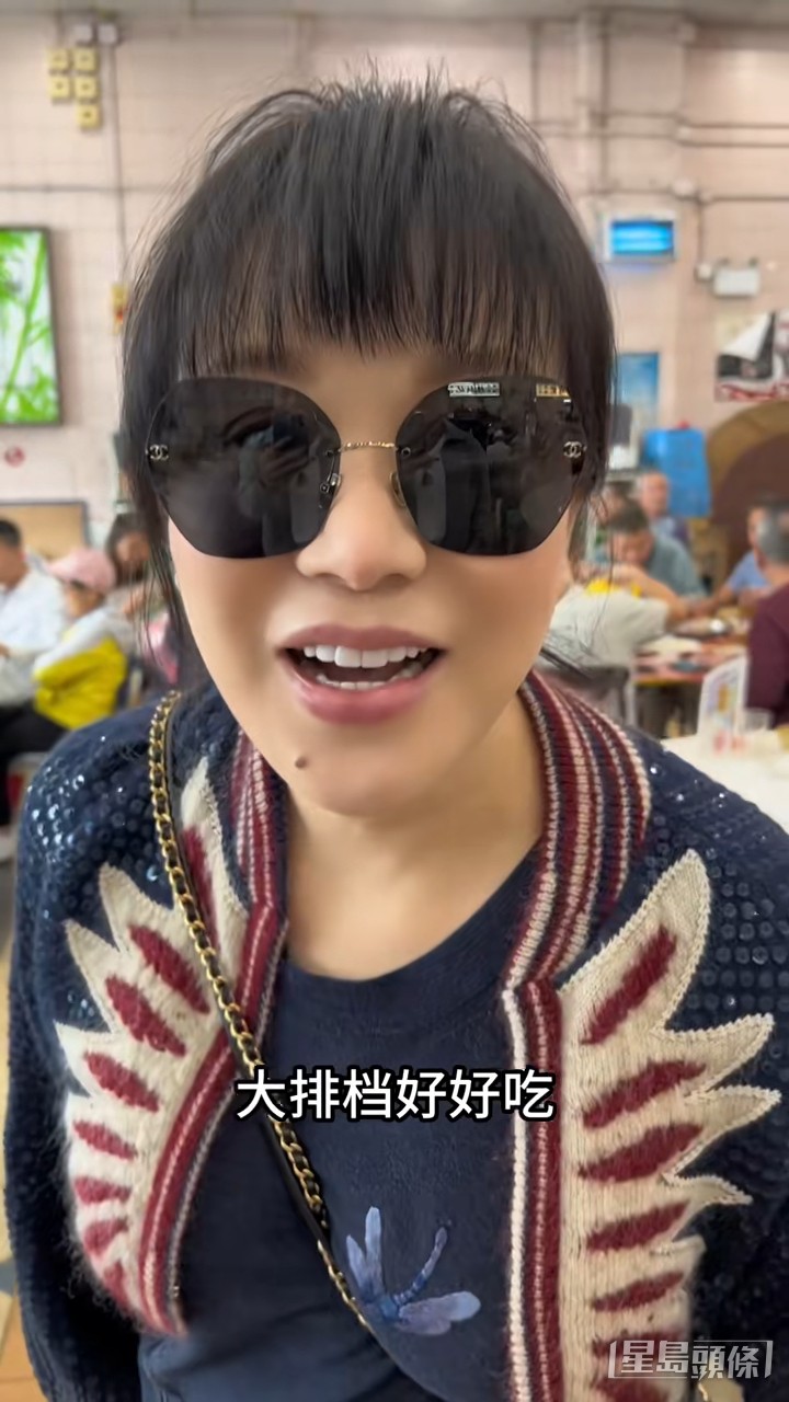 楊小娟與老公拍拖食大排檔。