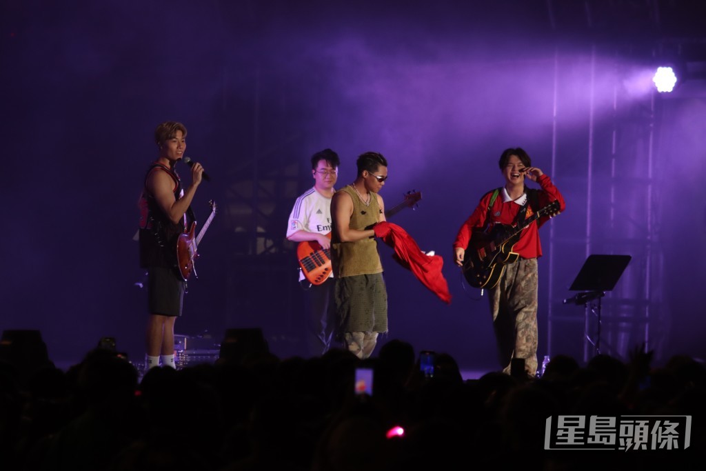 Gareth.T演唱期間更除下POLO衫曬出背心。