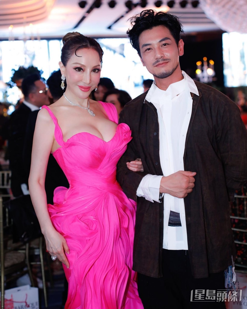 薛芷倫谷胸現身。