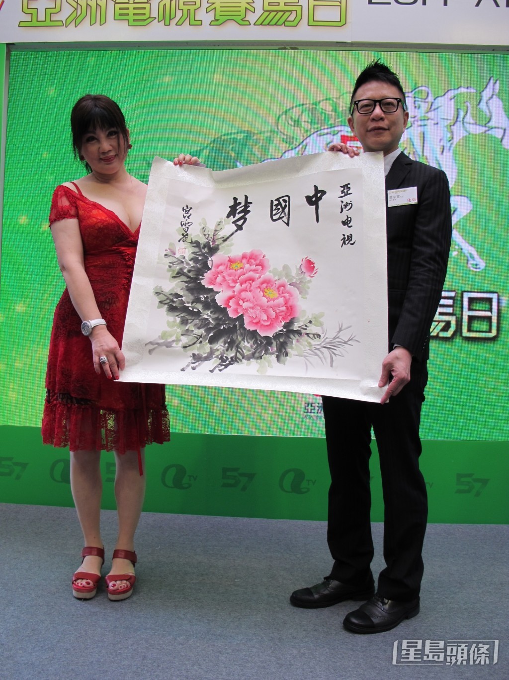 宮雪花擅長書畫,更多次參展或義賣。