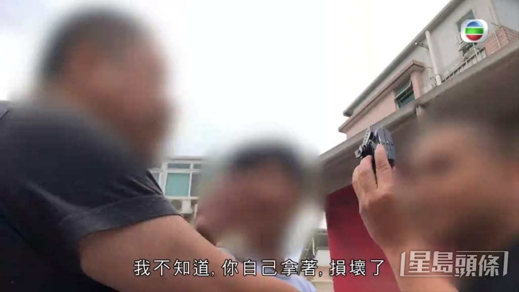 其間攝影師手上的器材在拉扯時被損壞。