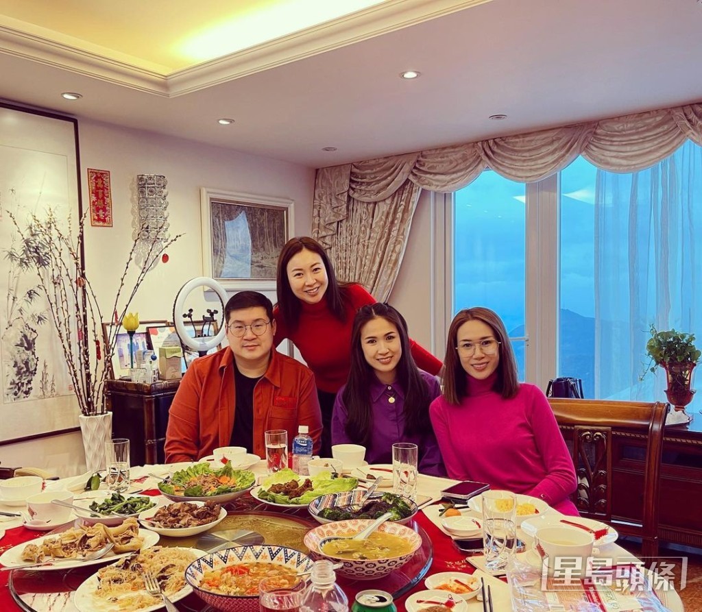 上月大年初一,莊思明一家過節,楊明亦有現身,更有八餸一湯,菜式豐富。
