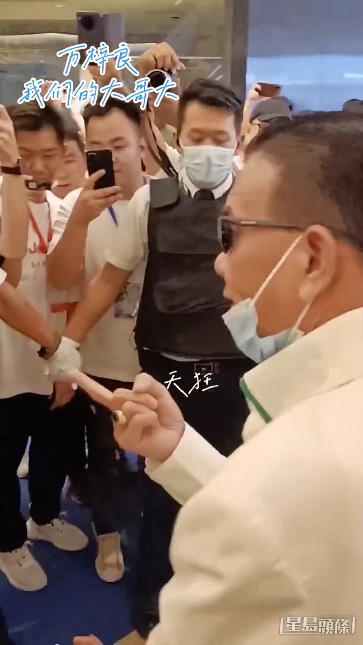 拍過不少經典作品的萬梓良深受內地影迷歡迎，故經常獲邀出席活動。
