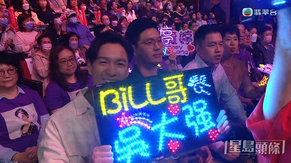 吳偉豪(Ricco)與任職香港消防處消防隊長的大哥、機師二哥在台下撐場。